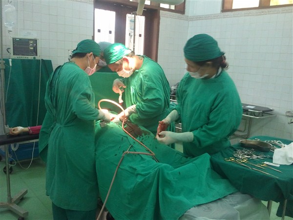 Bệnh viện đa khoa Huyện Quảng Ninh cấp cứu thành công sản phụ chửa ngoài tử cung vỡ gây ngập máu ổ bụng.